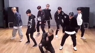 Straykids dance battle with YG ... Be Humble