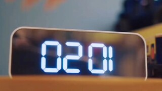 男孩将闹钟放反了，结果竟闹出了乌龙