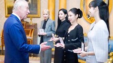 พระมหากษัตริย์แห่งสหราชอาณาจักรทรงมอบรางวัล BLACKPINK และ MBE-