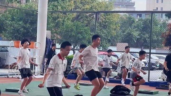 Chỉ nghe thôi đã mệt rồi, chẳng dám tưởng tượng người Quảng Đông đã vượt qua thế nào.