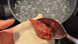 男子半夜又想吃面条又想吃肉，于是用饺子皮和牛肉馅做牛肉拉条