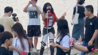 Tôi đã bị sốc khi mở giọng! Cô gái cosplay Mikasa hát "Hai Ngàn Năm... Ruo しくは... Hai Ngàn Năm Sau J