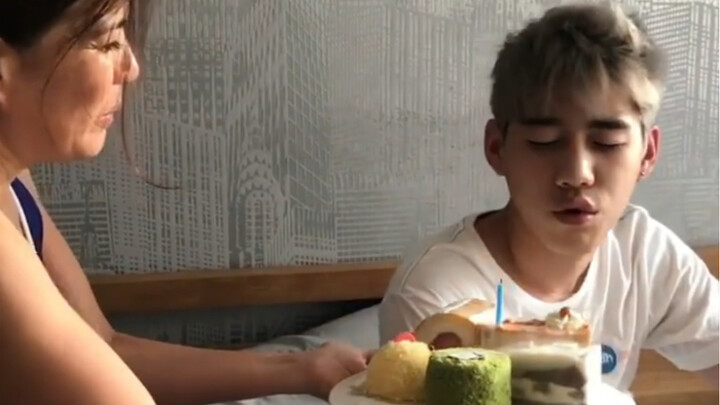 ฮ่าๆๆ พีพีน่ารักมาก ท่านอนก็ไม่เหมือนใคร ดูพิเศษสุดๆ เลย～