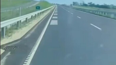 Jalan raya dengan musik bawaan