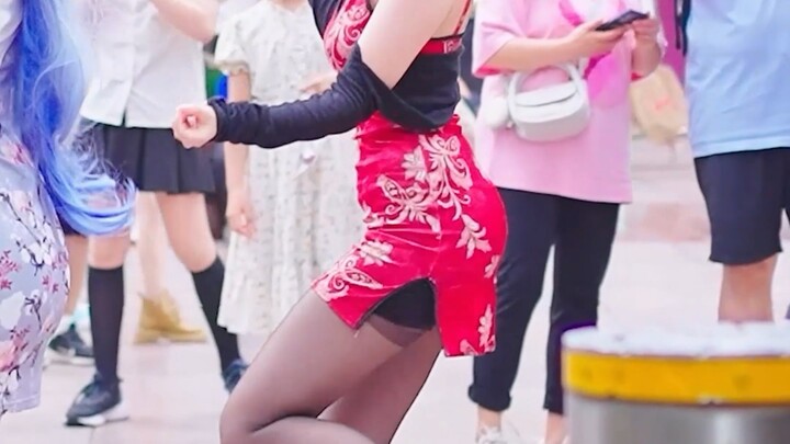 ห๊ะ? การเต้นรำบนถนนคนเดินนานกิงนี่มันดูแปลกๆ นะ