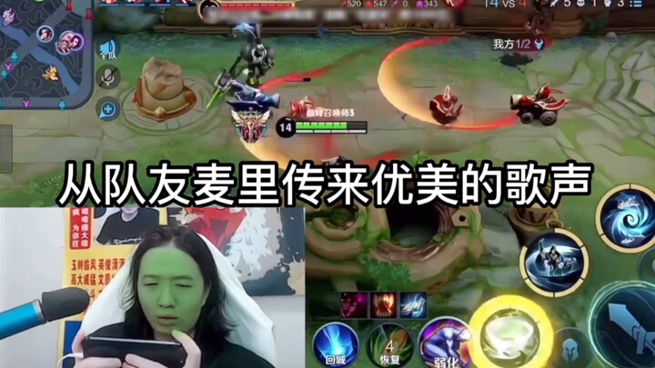 Dehua met a true fan, and listened to his own singing of Big Eyes while playing games