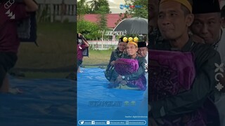 Hujan Dikit Nggak Ngaruh! Momen Bapak-bapak Sepayung Bertiga saat Dengar Ceramah di Lapangan