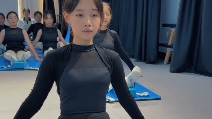 تمرين رفع القدم بالرقص للشباب