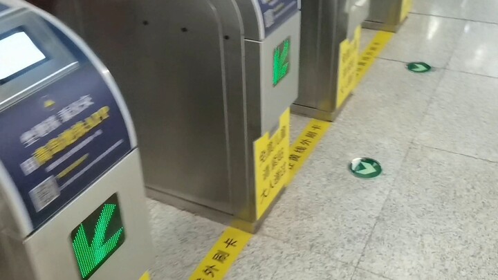 Mọi người tránh ra! Kỵ sĩ Mặt nạ chuẩn bị đi làm đây!!