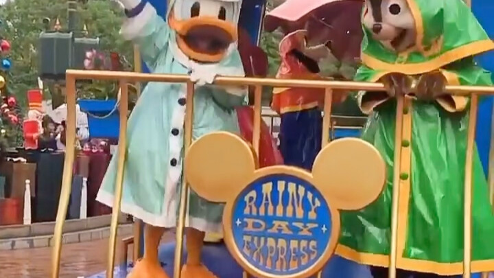Hongdi’s little raincoat is so cute—plus, it’s custom-made to fit the head shape. Why doesn’t Shangd