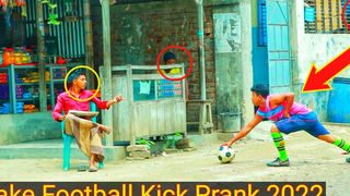 ใหม่ ไวรัล Fake Football Kick Prank !! Football Scary Prank - ปฏิกิริยาที่ผิดพลาด โดย Razu prank tv