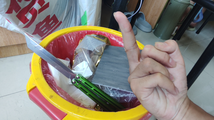 Pisau jahat semacam ini seharusnya berada di tempat sampah, cih!
