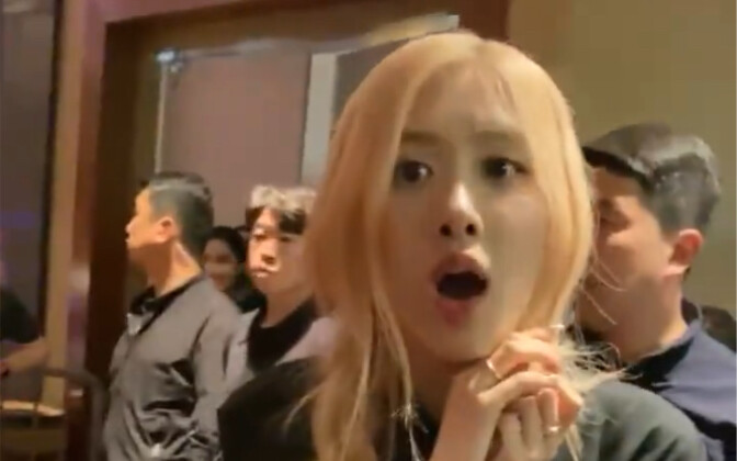 Seorang penggemar memberi tahu ROSÉ bahwa dia datang ke konser bersama pacarnya. Chae-young: OMG