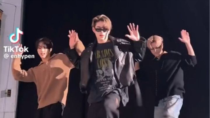 Enhypen gần năm triệu lượt thích! Thử thách Like I do trên TikTok lọt top 10 về số lượt thích