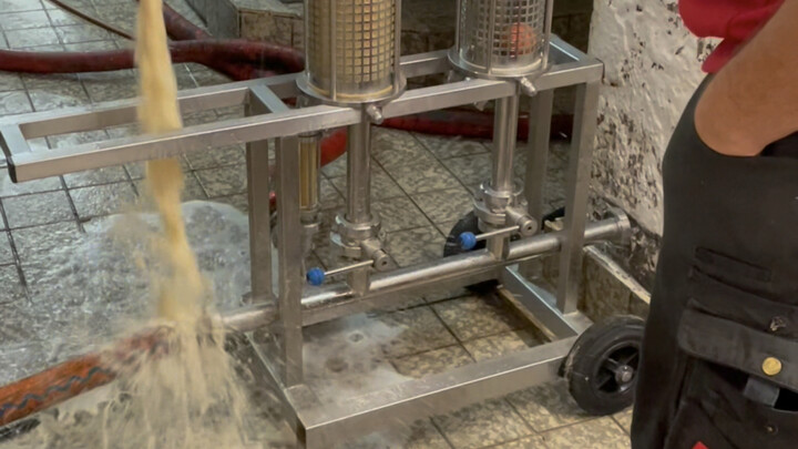 أعيش في ألمانيا، أبدأ من السادسة صباحًا وأنتهي عند الخامسة مساءً.