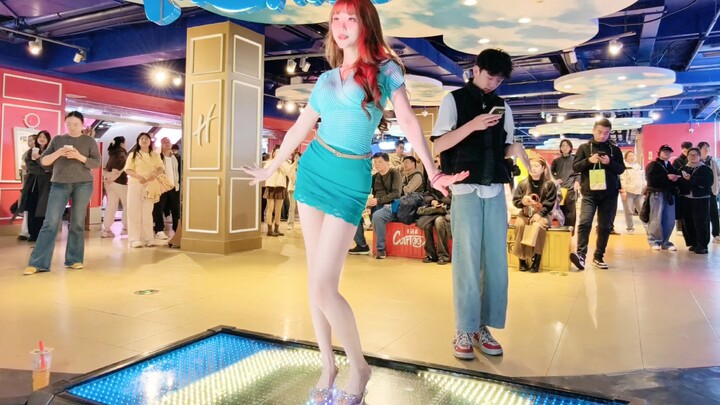 กระโปรงสั้นสีขาวสว่างมากของ AOA ด้านหลังมีหนุ่มคนหนึ่งแทบจะทนไม่ไหว อยากโดดตามไปเลย!