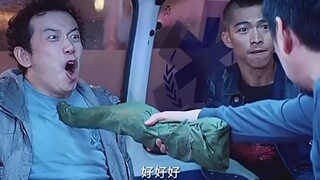 男人拿假枪吓唬小混混，没想到假枪对真枪，这下惨了