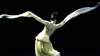 腕弱复低举，身轻由回纵。