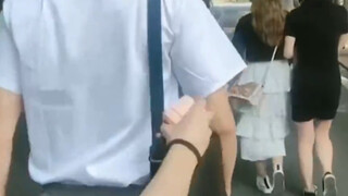 偷偷在朋友包里放上低音炮