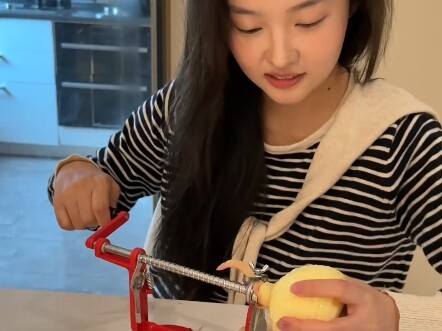 Vợ tôi và vỏ táo có thù oán