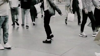 Apa yang terjadi jika Anda melakukan moonwalk ke ruang dengan banyak orang?