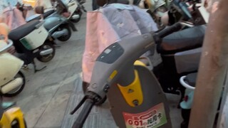 Thử thách người mù trong một ngày và nhặt bất cứ thứ gì trên đường dành cho người mù
