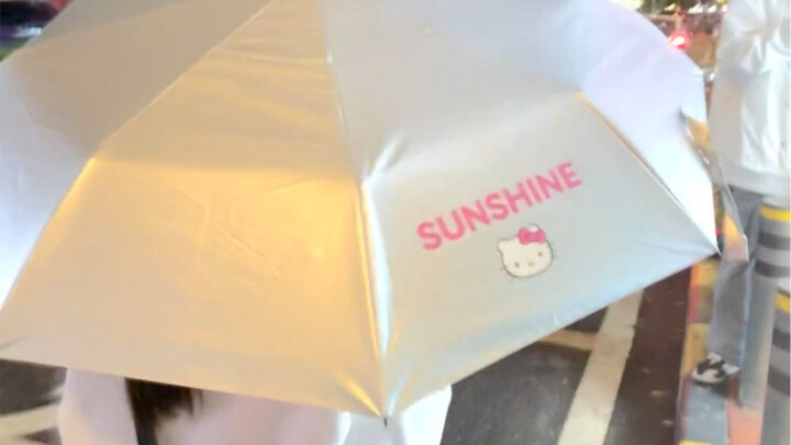 I seriously love the KT umbrella my boyfriend gave me so much!