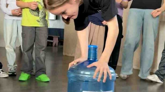 Foreigners' Breaking props class, swinging buckets