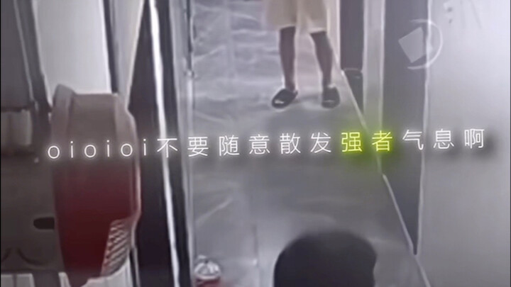 “Chỉ cần nhìn dáng đứng là biết anh ta mạnh kinh khủng.”