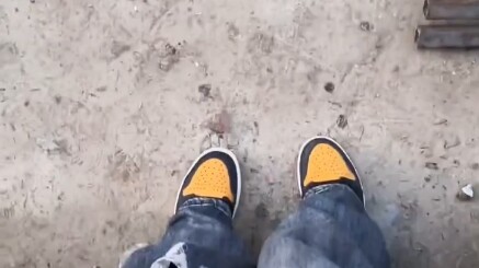 8 Mei, Shangqiu, Henan. Seorang wanita mengenakan celana jeans berlubang saat pulang ke kampung untu