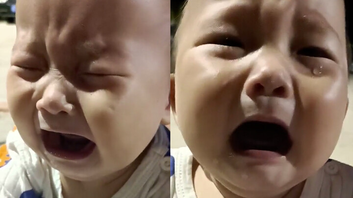 Baby waits by the roadside for dad to get off work, but after mistaking 10 strangers for dad, she br