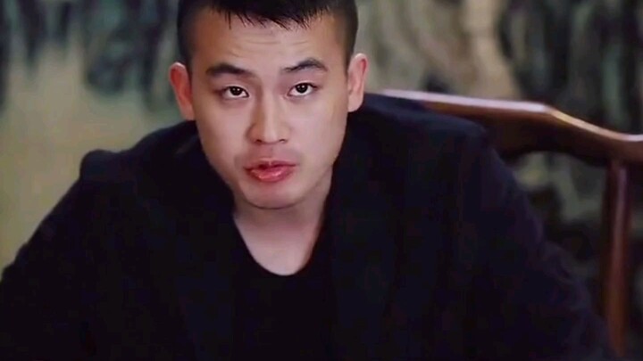 Tất cả những người phục vụ ở trường chọi gà đều rất kiêu ngạo.