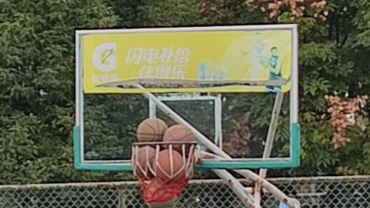 Ketika bola terjebak, tujuan semua orang pun berubah