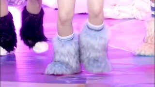 Hanni Fan Yuxin's rabbit legs straight shot is so cute