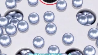 中奖口只剩下一个，几十颗却怎么也滚不进去，男人直接被吓晕了过去！