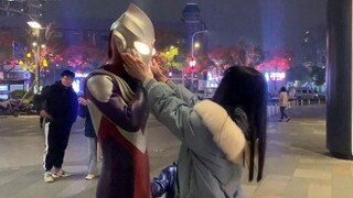 [Tiga's Outing Chap 35] Ultraman này là nam hay nữ? Bạn bao nhiêu tuổi?