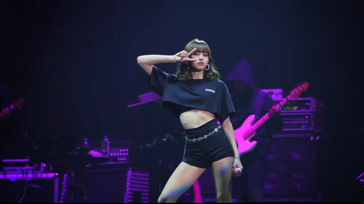 BLACKPINK performs a disco version of Ddu-Du Ddu-Du in Tokyo, Japan!