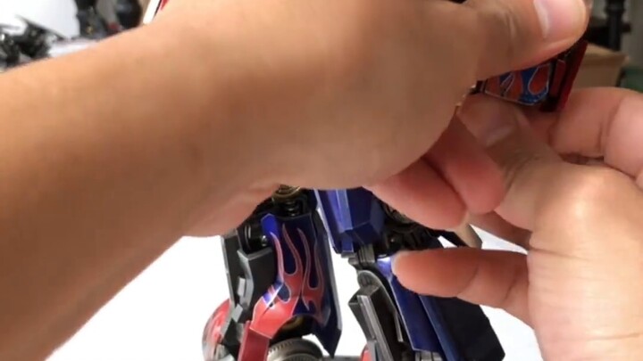 [Brother B repaints] DLX Optimus Prime changes to 3 parts, battle axe, shield - [Xiao Zhao] provides