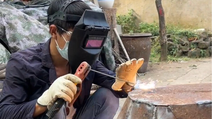 Tôi đã sử dụng thùng rác để tạo ra một thiết bị tạo lửa không khói có thể dùng để đun sôi nước và di