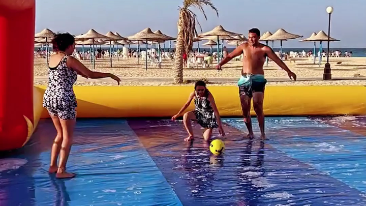 Di lapangan sepak bola tiup, keterampilan bermain itu nggak penting—yang penting adalah terus-meneru