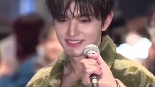 ฉันคิดว่าฮูโด่วทำงานหนักอยู่ในห้องใต้ดิน แต่กลายเป็นว่าเขาทำงานหนักในไนท์คลับและโรงแรม