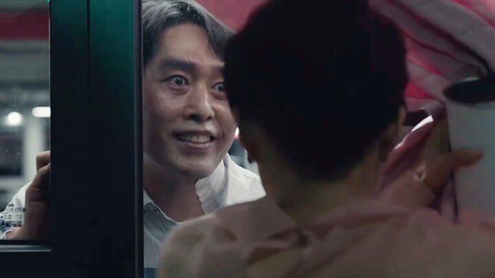 لاحظت العجوز على الفور أن الرجل قد أُصيب.