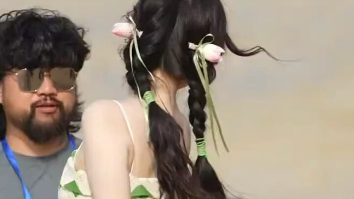 The sea breeze makes her so adorable! Esther Yu