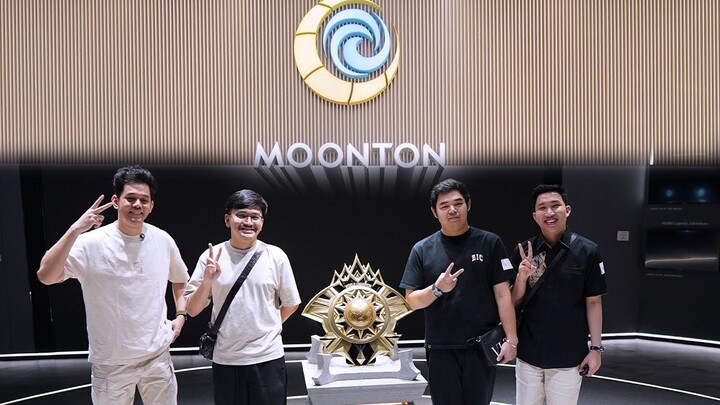 Foto Langsung Di Depan Piala M WORLD Bareng Lemon, R7, Dan Mas Ade Di Kantor Moo