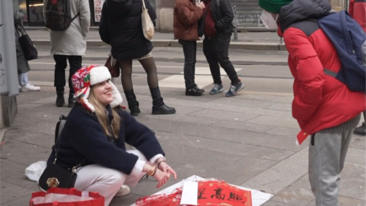 Bán đồ Tết Trung Quốc trên đường phố Milan