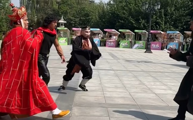 ألو؟ هل هذا الرقم 110؟ أريد الإبلاغ عن جريمة، لقد رأيت بو جينغ يون وتانغ شنغ واثنين من تلاميذهما وهم