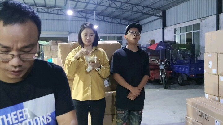 จัดหาคู่ให้กับเสี่ยวหลิวแล้ว เขาบอกว่ามีแค่สองข้อ: ต้องเป็นผู้หญิง มีเงิน และยิ่งอายุมากยิ่งดี!