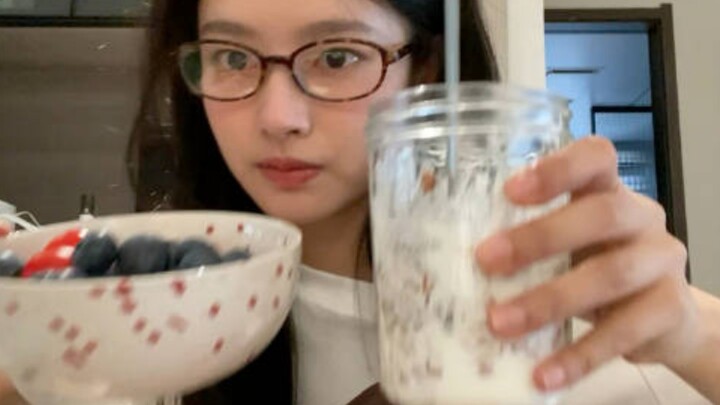 Xu Ruohan VLOG I Dinner While Zoning Out I Reading Manga I Newly Bought Flowers I Mealtime