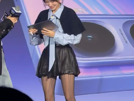 เฉิงเสี่ยวแต่งตัวด้วยถุงน่องสีเทาไปร่วมงาน