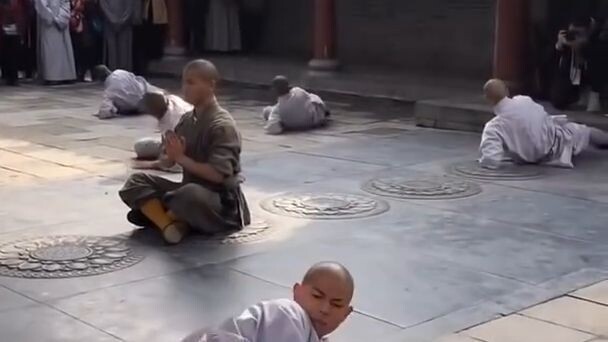 Shaolin_Kung_Fu_Monk_Performing